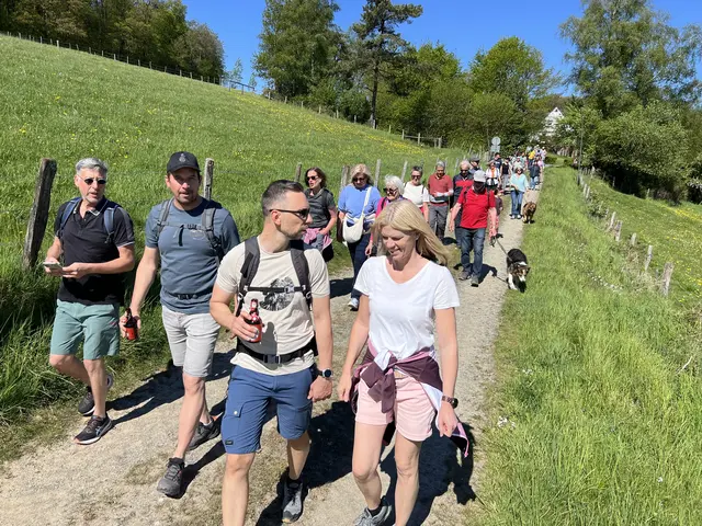 Teilnehmende der Maiwanderung auf dem Weg zum Heider Berg | Foto: Hermann-Josef Schuh