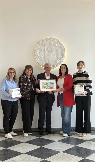 Zur symbolischen Übergabe der Spende trafen sich (von links) Sabrina Prior, Susanne Skiba, Bürgermeister Dr. Marc Prokop, Sabrina Steffgen und Sarah Bendszus.  | Foto: Stadt Brühl