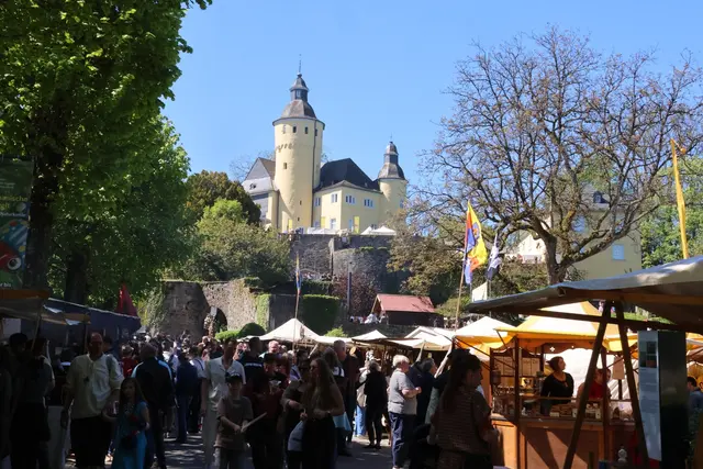 Blick auf Schloss Homburg: Beim Mittelaltermarkt drängen sich Besucher zwischen den Ständen im Burghof, während die historische Anlage über dem bunten Treiben thront | Foto: Michael Kupper