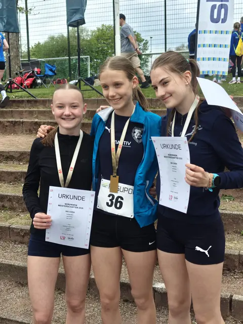 Erfolgreiche Nachwuchs-Leichtathleten des TuS Wesseling bei den Landesmeisterschaften in Solingen, darunter die U20-Landesmeisterinnen sowie weitere Staffelteams.  | Foto: Reiner Brackmann