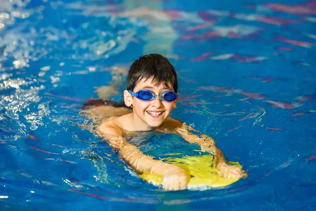 Für viele Familien ist der schulische Schwimmunterricht die einzige verlässliche Möglichkeit, ihren Kindern grundlegende Schwimmfähigkeiten zu vermitteln.  | Foto: Olha/Stock/Adobe.com