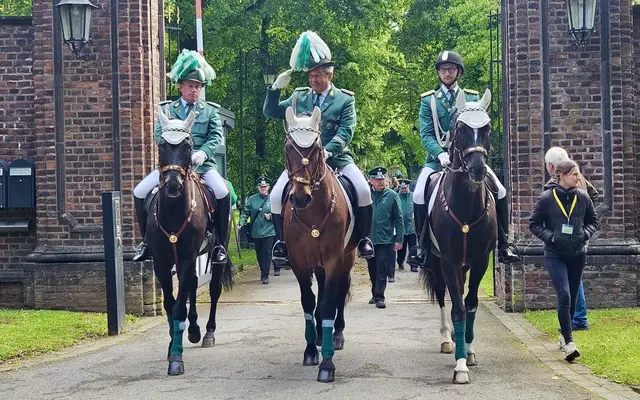 Die Reiter zogen zum Schloss Gymnich, wo Schlossherr Gerd Overlack und seine Frau Katharina das Kreuzpartikel und die Schlossstandarte übergaben. | Foto: St. Knibertus-Schützen