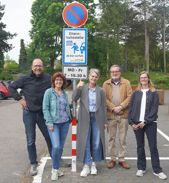 Mehr Sicherheit für die Kinder und weniger Chaos vor dem Schulstart erhoffen sich die Initiatoren der Elternhaltestelle: v.l.: Andreas Zeisler, Regine Ritsert-Dettmar (beide Dorfplatz AG), Schulleiterin Andrea Lauer, Gregor Tollens vom Umweltamt der Stadt Bornheim und Schulpflegschaftsvorsitzende Michaela Baehr:  | Foto: Stadt Bornheim