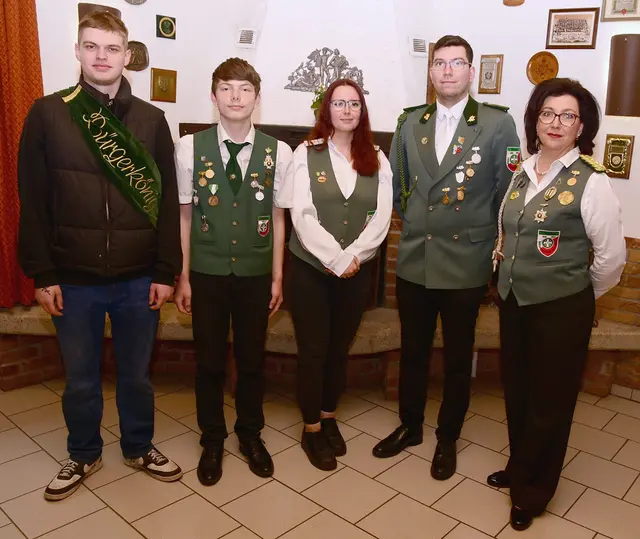 Die neuen Majestäten: Den neuen Bürgerkönig Maximilian Haag, den neuen Jungkönig Jeremy Sölter, Justine Schildan, den neuen Schützenkönig Sebastian Cubric und die erste Vorsitzende Bettina Cubric.  | Foto: Horst G. Moherndl