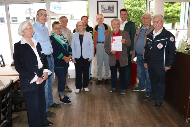 Blutspenderehrung des DRK-Ortsvereins durch Inge Laubenberger (links), Kurt Wildemann (rechts). Auf beeindruckende 200 Blutspenden kam Klaus-Peter Jäschke (4. von rechts). Auch Bürgermeister Alexander Biber gratulierte.  | Foto: Kaiser
