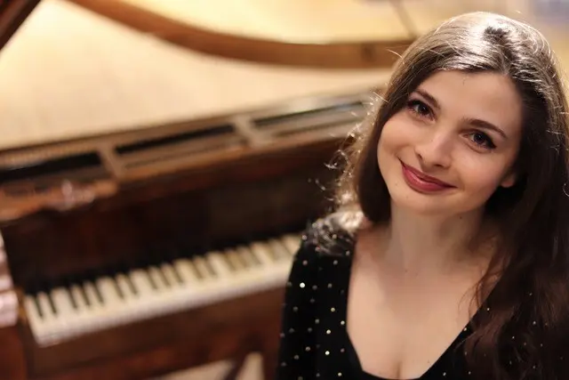 Pianistin Fatjona Maliqi spielt Bachs anspruchsvolles Variationswerk im Kustsalon Gelbe Villa.  | Foto: Veranstalter