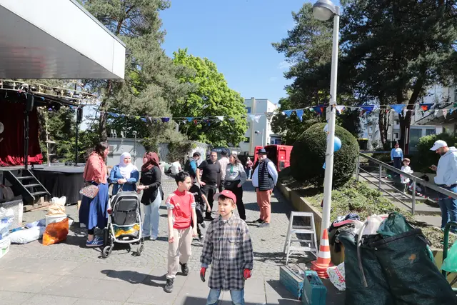 Ein gut besuchtes Fest, mit Bühnenprogramm und der Möglichkeit zum „Anpacken“ bei der Pflanzaktion: Das Frühlingsfest in Medinghoven kam gut an.  | Foto: we