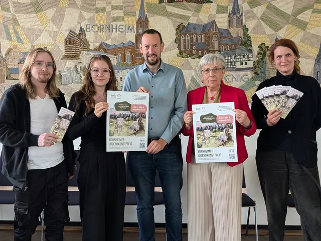 Für den 9. Jugendkunstpreis 2026 warben im Ratssaal (von links): Dennis Keil, Jennifer Keil, Christian Mandt, Marie-Therese van den Bergh und Judith Steinig-Lange. | Foto: Frank Engel-Strebel
