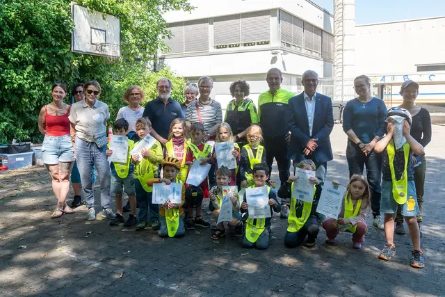 Am Bambini-Parcours haben Kinder, Helferinnen und Veranstalter gemeinsam geübt. | Foto: Cornelia Bartelt-Oeser, DKSB