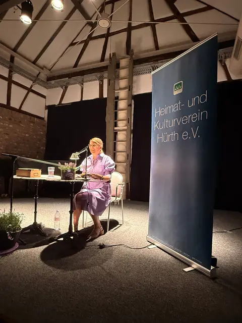 Susanne Bautz las nicht nur mit sichtlichem Vergnügen mehrere Passagen aus ihrem Werk vor, sondern erläuterte auch die historischen Hintergründe der Handlung.   | Foto: W. Bautz