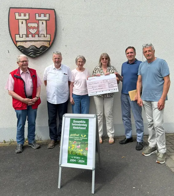 Kurt Heuser, Matthias Fricke, Heidrun Bader, Gabi Hoffmann (Ehrenamtliche Seniorenberatung), Jakob Eich (Vorsitzender Hospizverein) und Hans-Peter Lülsdorf (Ehrenamtliche Seniorenberatung).  | Foto: Stadt Niederkassel