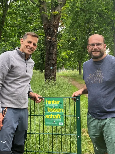 Ortsbürgermeister Christof Jansen (l.) und der Vorsitzende des Bürgervereins Wachendorf, Thomas Helmling, hatten die neuen Schilder mit dem städtischen Slogan eigens anfertigen lassen.  | Foto: Bürgerverein Wachendorf/pp/Agentur ProfiPress