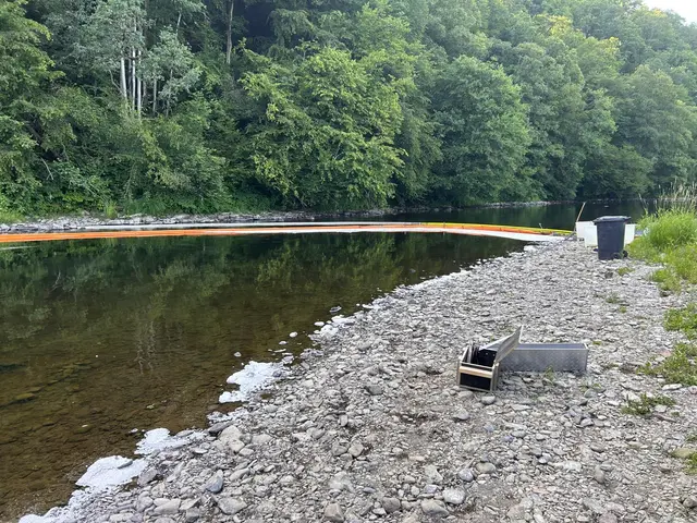Auf der Sieg errichteten die Einsatzkräfte Ölsperren und brachten schwimmfähiges Bindemittel aus, um die Ausbreitung des ausgelaufenen Heizöls einzudämmen. | Foto: Feuerwehr Windeck