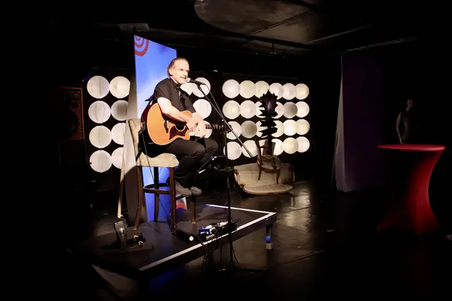 Joe Bennick sorgte mit seiner Gitarre für die musikalische Begleitung des Abends.  | Foto: Decker