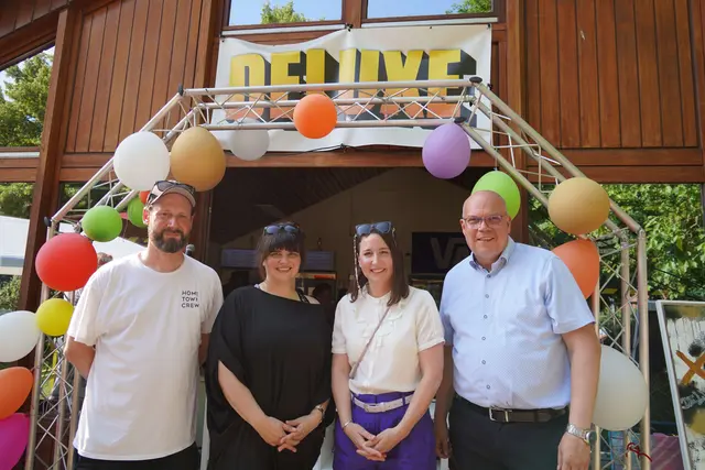 Bürgermeister Uwe Tietz (r.) und Fachdienstleiterin Ninnia Craß (2.v.r.) eröffneten mit Annette Oberhoffer und Ben Esser das DELUXE am neuen Standort.  | Foto: Stadt Frechen