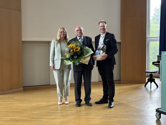 Die Aggertalklinik dankt Herrn Dr. Jürgen Hekler für seinen langjährigen Einsatz und wünscht ihm für den neuen Lebensabschnitt alles Gute.  | Foto: Kohmann