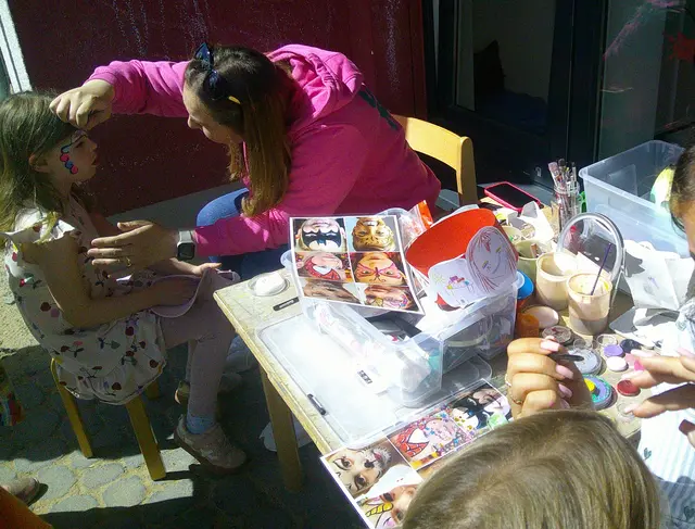 Großen Anklang fand das Kinderschminken.  | Foto: Kita
