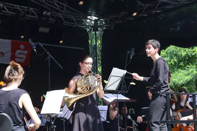 Jugendsinfonieorchester Bonn, Hornistin Delphine Labadie und Dirigentin Kerith Müller | Foto: Michael Kupper