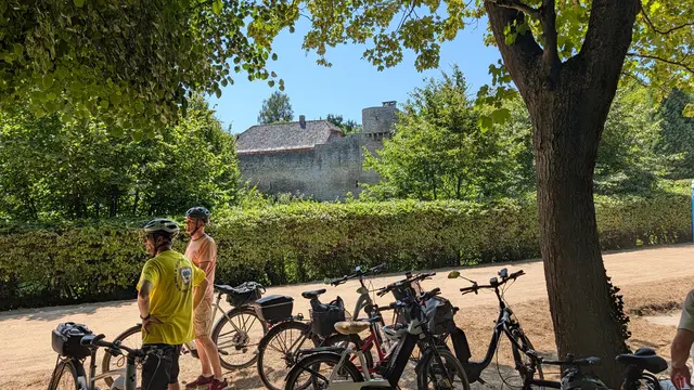 Gut 1.500 Radlerinnen und Radler beteiligten sich bei sommerlichen Temperaturen an der 34. Euskirchener Burgenfahrt.  | Foto: Stadt Euskirchen