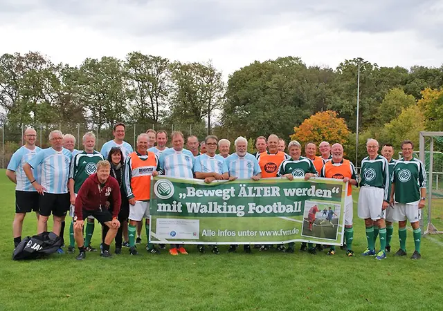 Walter Ley und Heinz Feind haben es sich zur Aufgabe gemacht, Walking Football im Fußballkreis Rhein-Erft bekannt zu machen. „Geh-Fußball“ wird inzwischen von mehreren Vereinen in der Region angeboten. | Foto: FVM