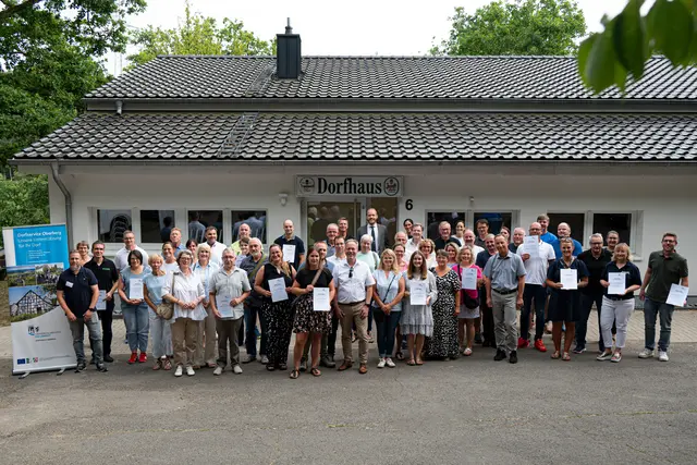 Übergabe der Förderbescheide vor dem Dorfhaus in Dreisbach.  | Foto: OBK
