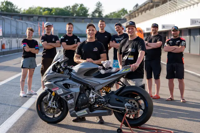 Fabio Urgese (v.l.) wird künftig im Team von Frank Schumacher (v.r.) im Kawasaki ZX-6R Cup im Rahmen der europäischen Meisterschaft Euro Moto an den Start gehen. | Foto: Nicolas Kessler