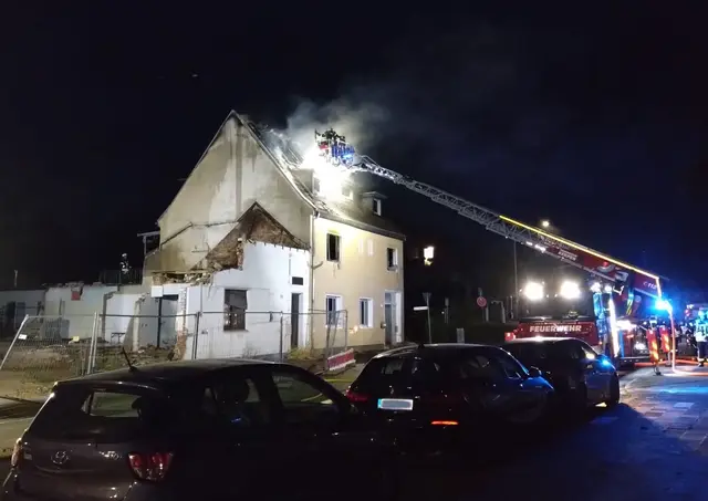 Gegen 3.35 Uhr wurden die Einsatzkräfte zunächst wegen einer unklaren Rauchentwicklung alarmiert, jedoch stand das Haus in Vollbrand. | Foto: WP