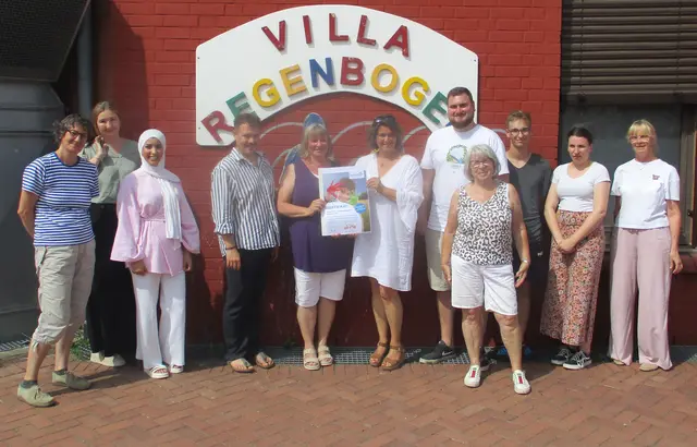 Übergabe des Zertifikates an das Team der Villa Regenbogen, von links: Anja Vieten, Olga Zeisler (beide Kita-Team), Ouardia Al-Jaoui (Stellvertretende Kita-Leitung), Stefan Senkel (Teamleitung Kindertagesbetreuung), Alexandra Dietz (Kita-Leitung), Yasmin Gross (Gesundheitsamt Rhein-Sieg-Kreis), Angelo Stigliano, Katharina Kluth, Felix Schmalenbach, Laura Sondermann sowie Bianca Haendel (alle Kita-Team).  | Foto: Stadt Meckenheim