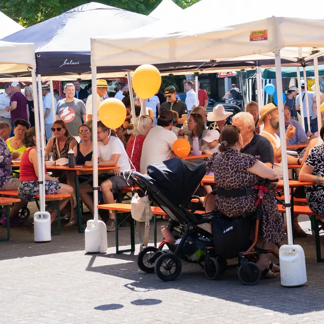 Zahlreiche Besucher bevölkerten das Stadtteilfest am Rotter See und kamen auf dem Europaplatz zusammen.  | Foto: Stadt Troisdorf