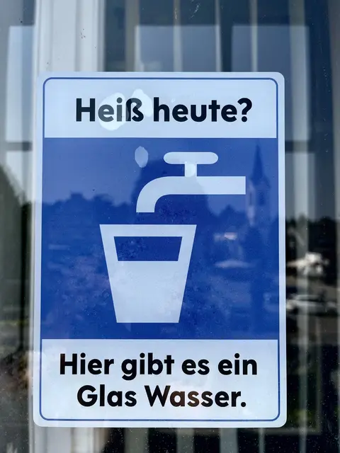 Das Schild im (Schau-)Fenster weist darauf hin: Hier gibt es bei Hitze ein Glas Wasser - kostenlos.  | Foto: Franziska Mauch
