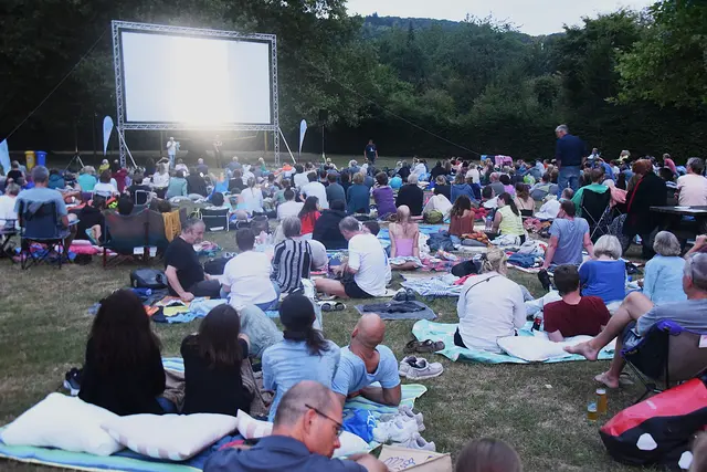Auf der Freibadwiese in Friesdorf waren bei den ersten beiden Kinoabenden am vergangenen Wochenende viele hundert Fans des Open-Air-Kinos versammelt und genossen auf mitgebrachten Decken die Filme „Extrawurst“ und „22 Bahnen“.  | Foto: as