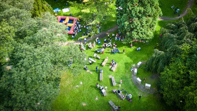 Die Mobile Spielewerkstatt lädt im Rahmen der Spielplatzaktionen zum gemeinsamen Spielen und Mitmachen ein.  | Foto: Stadt Hürth/Giuseppe Piliero