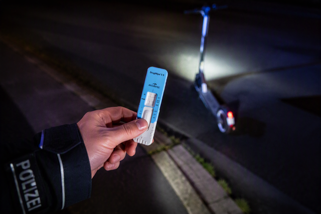 Nach einem positiven Drogenvortest auf Cannabis stellte die Polizei den E-Scooter wegen ungeklärter Eigentumsverhältnisse sicher. Dabei schlug der 19-Jährige laut Polizei um sich und verletzte einen Beamten.  | Foto: Symbolfoto: Montserrat Manke, designt mit KI-Copilot