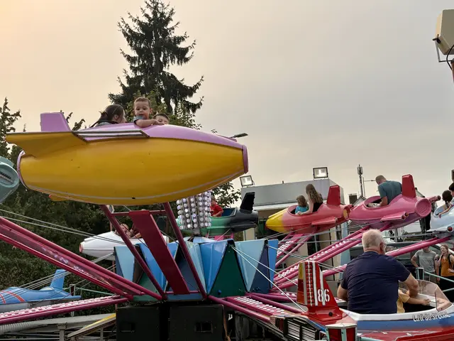 Hoch hinaus ging es für die kleinen Besucher im „Babyflug“.  | Foto: Janina Decker