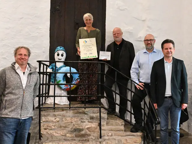 Steffen Müller (Kulturamt, Museum und Forum Schloss Homburg),  das Schlossgespenst, Barbara Degener (Kramerey vnd Kurtzweyl), Johannes Bortlisz-Dickhoff (GRÜNE) sowie die Bürgermeister Thomas Hellbusch und Ulrich Stücker.  | Foto: Wolfgang Abegg