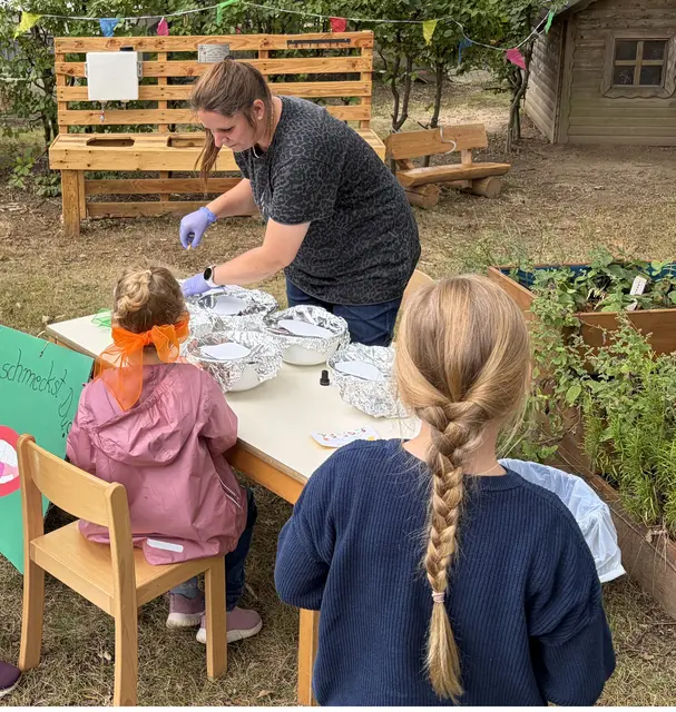 Beim Sinnestag der Kita Abenteuerland konnten die Kinder verschiedene Düfte erschnuppern und mit verbundenen Augen ihre Wahrnehmung testen. | Foto: Kita Abenteuerland