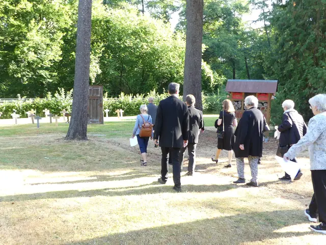Bestatter William Busse und die freiwilligen Begleiter auf dem Weg zum Grab im Gräberfeld für Unbedachte.  | Foto: Gast