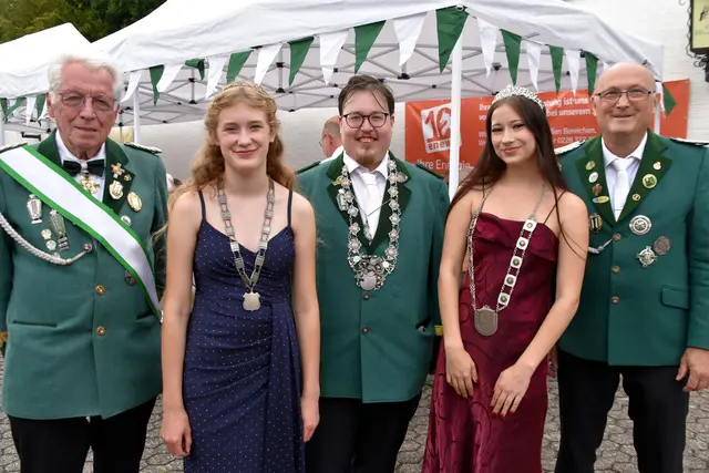 Stolz auf ihre Majestäten sind Brudermeister Andreas Wagner (r.) und sein Stellvertreter Leo Gütten (lks.): Schützenkönig Raphael Wagner (Mitte), Jungschützenprinzessin Nicole Fillip 2. v. r.) und Schülerprinzessin Marie Wagner (2.v. lks.). | Foto: Peter Adolf