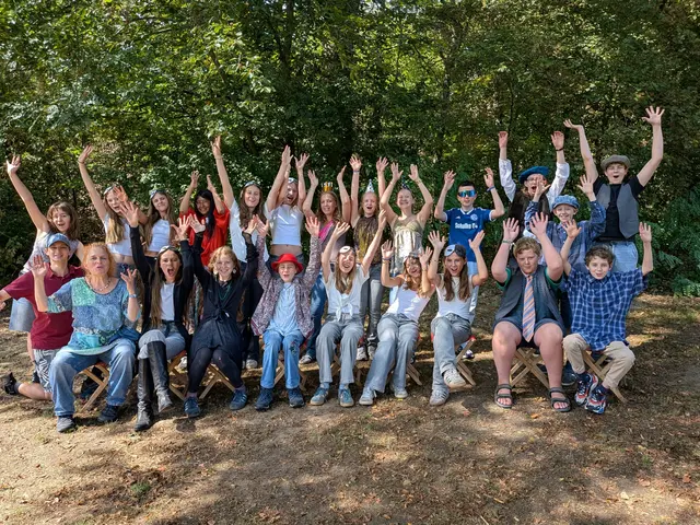 Das Ensemble des Ferien-Theaterprojekts der Freilichtbühne Alfter präsentierte zum Abschluss der Sommerferien das selbst entwickelte Stück „Im magischen Urwald“. | Foto: fes
