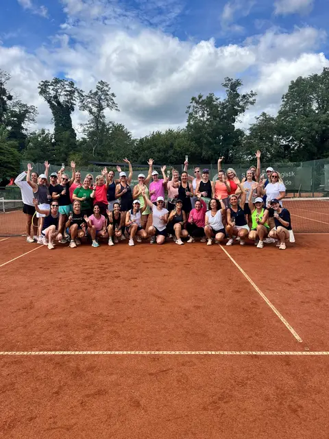 Fast 40 Spielerinnen nahmen am zweiten Ladies Cup des THC Brühl teil. Das vereinsinterne Doppelturnier verband Tennis, Gemeinschaft und eine Spendenaktion zugunsten von seiSTARK e.V..  | Foto: Nicole Meseberg