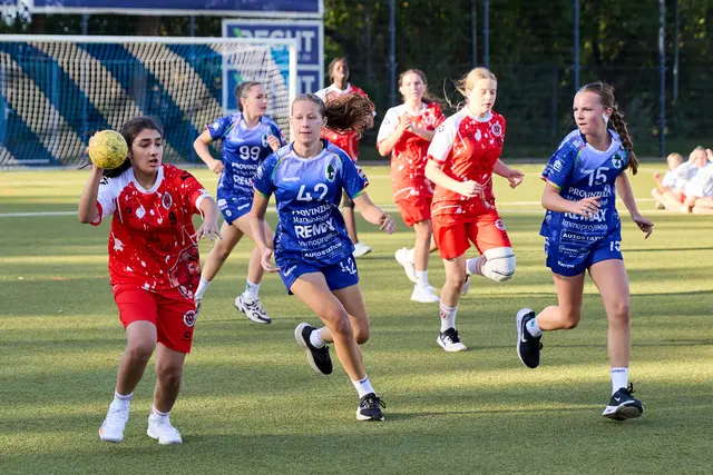 Fast 50 Mannschaften aus der gesamten Region waren der Einladung nach Königsdorf gefolgt. Rund 700 Sportler von den Minis bis zur B-Jugend gingen beim Sommerfest der TuS-Handballer auf Torejagd.  | Foto: Nicole Friederichs