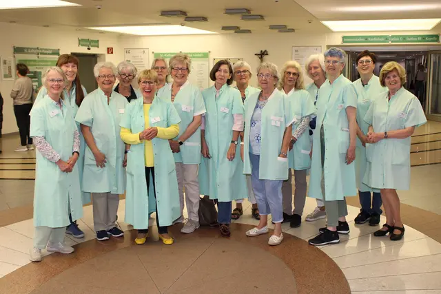  Das Team im Juni, im Jubiläumsjahr 2026, hier noch mit Christine Schaaf (4.v.l.). Es fehlt Guntram Oehler. Als kommissarische Leiterin rückt Rita Humml übergangsweise nach.  | Foto: Sankt Katharinen-Hospital