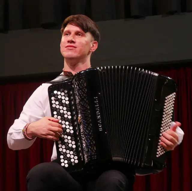 Der ukrainische Akkordeonist Andrii Fesenko nahm das Publikum im Wesselinger Rheinforum mit auf eine musikalische Reise durch seine Heimat. | Foto: Anita Brandtstäter