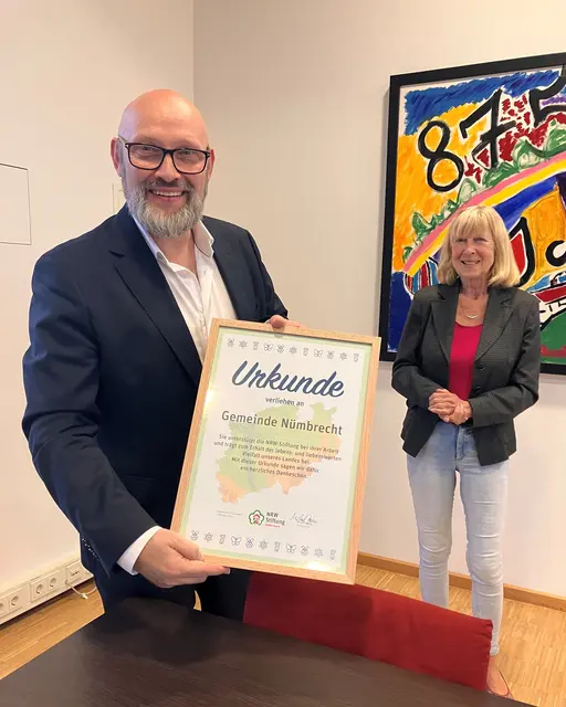 Thomas Hellbusch (l.) nahm die Urkunde zum Beitritt der Gemeinde Nümbrecht in den Förderverein der NRW-Stiftung von Regionalbotschafterin Jutta Krumm entgegen. | Foto: Gemeinde Nümbrecht