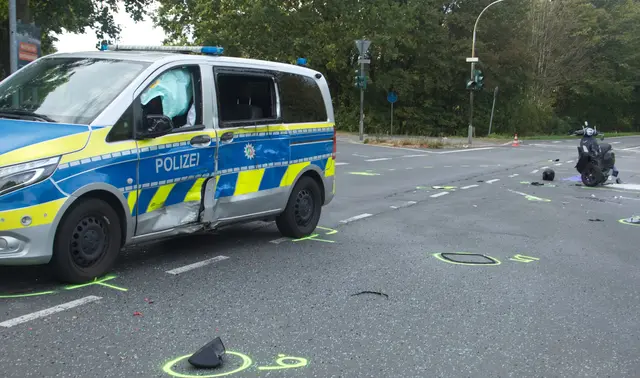 Das beschädigte Polizeifahrzeug und der Roller an der Unfallstelle in Hürth. Die Bonner Polizei hat die Ermittlungen zum Unfallhergang übernommen.  | Foto: Pejogie