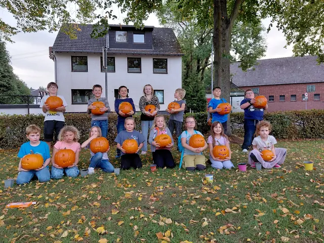 Mit viel Eifer machten sich die 16 Kinder beim Spielenachmittag der Kinder-AG in Bleibuir ans Kürbisschnitzen. Das kostenlose Angebot des Fördervereins Alte Schule ist auch für Mädchen und Jungen aus den umliegenden Dörfern verfügbar.  | Foto: Privat/pp/Agentur ProfiPress