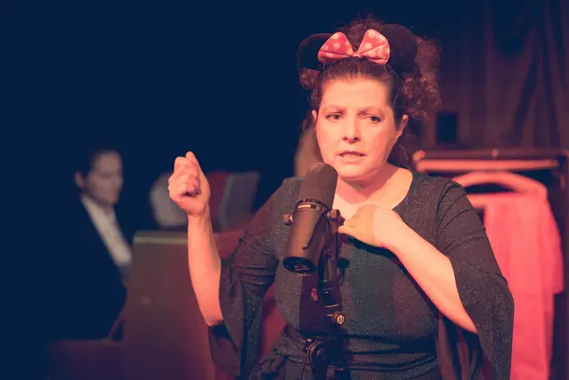 Das Theater Das Zimmer aus Hamburg bringt das Musical „Heute Abend: Lola Blau“ von Georg Kreisler im Löhrerhof in Alt-Hürth auf die Bühne.  | Foto: Patrick Bieber/Theater das Zimmer