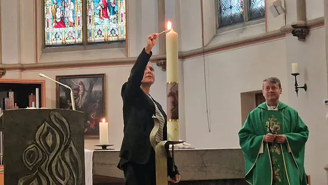 Bezirksbürgermeisterin Feyza Yildiz entzündete die Michaelskerze, nachdem Pater Dr. Gianluca Carlin die Gemeinde zum Sonntagsgottesdienst in der St. Marienkirche begrüßt hatte.  | Foto: AS