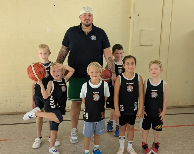 Der Basketball-Nachwuchs der TLG „Bulldogs“ ist in seine erste Saison gestartet. Mit dabei ist Coach Roger Sieger.  | Foto: TLG