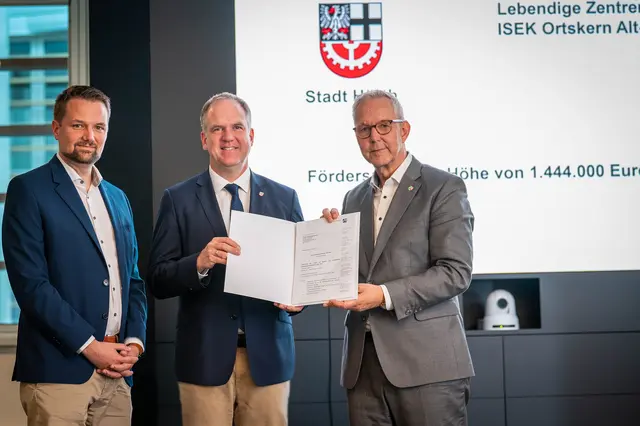 Regierungspräsident Gregor Lange (rechts im Bild) übergab den Förderbescheid an Bürgermeister Dirk Breuer (Mitte) und Yannick Bruch-Lohr (Abteilungsleitung Stadtplanung).  | Foto: Stadt Hürth/Giuseppe Piliero